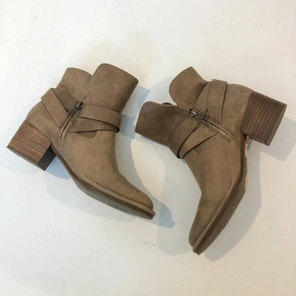 UGG Elora Tan Leather Buckle Almond Toe Bohemian Block Heel Ankle Booties 7 - Picture 7 of 12